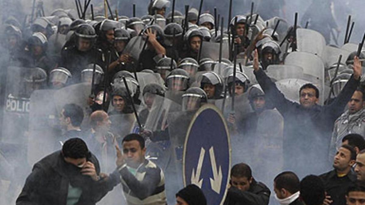 Agentes de policía cargan contra manifestantes en El Cairo