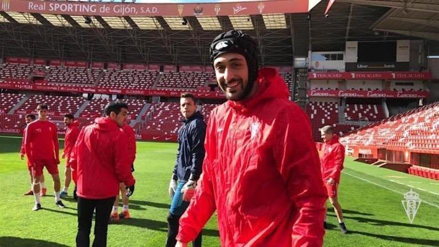 Álex Pérez, en el entrenamiento de esta mañana en El Molinón.