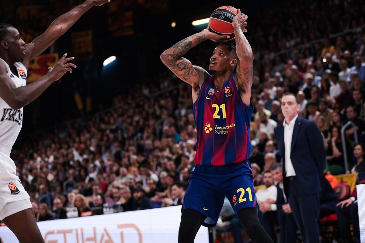 Clyburn lanza un tiro en el reciente Barça-Virtus Bolonia con Óscar Orellana, el técnico interino, al fondo.