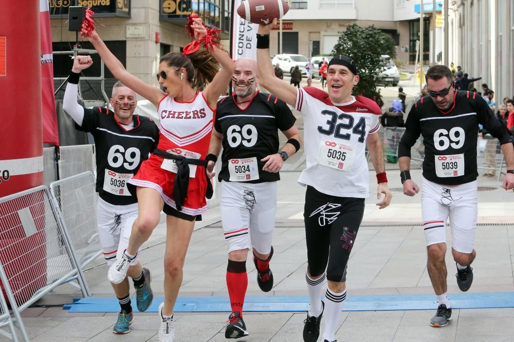 Los corredores Nuno Costa y Ester Navarrete vencen en la V Carrera Popular do Entroido, en la que medio millar de personas sudaron dentro de sus disfraces.