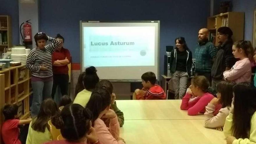 Esperanza Martín, Laura Bécares, Laura Pavón, Samuel Lahoz y Diego Díaz, ayer, durante la charla a los escolares de Lugo de Llanera.