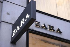 Logo de Zara en una de las tiendas de la marca textil perteneciente a Inditex.