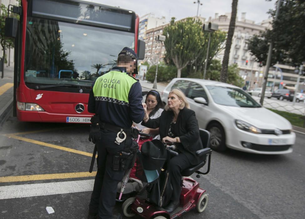 Las mujeres, que tienen problemas de movilidad, se han puesto frente al autobús durante casi una hora en la parada de Óscar Esplá