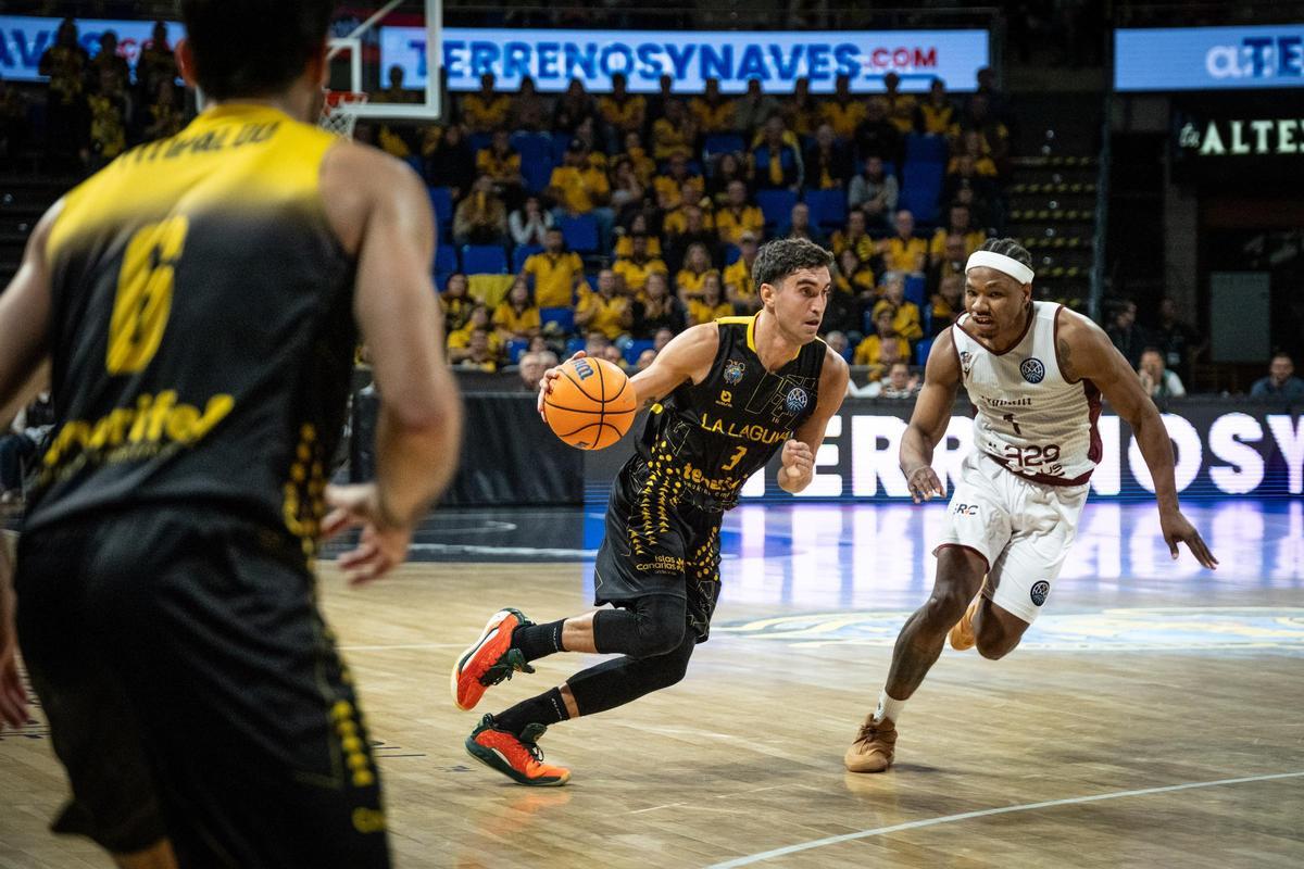Jaime Fernández penetra en una acción del partido ante el Trapani.
