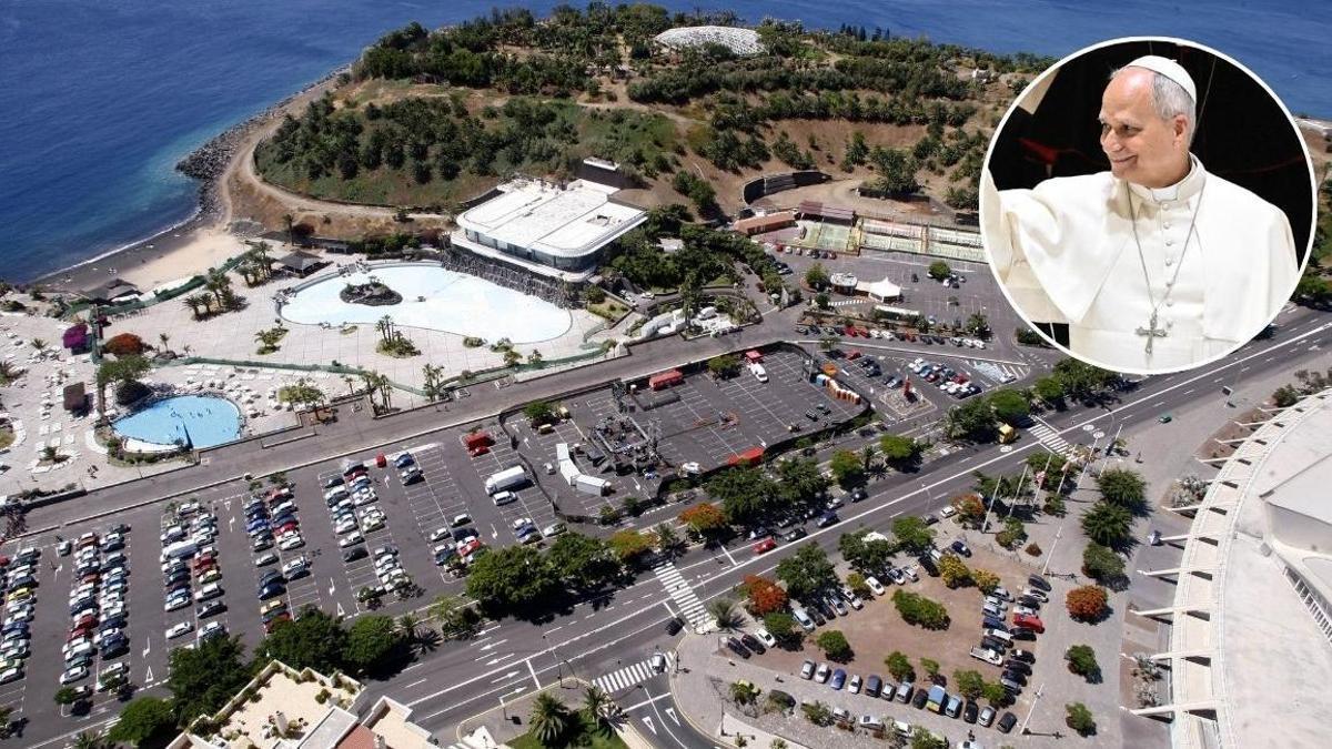 Zona de aparcamientos del Parque Marítimo con la imagen del papa.