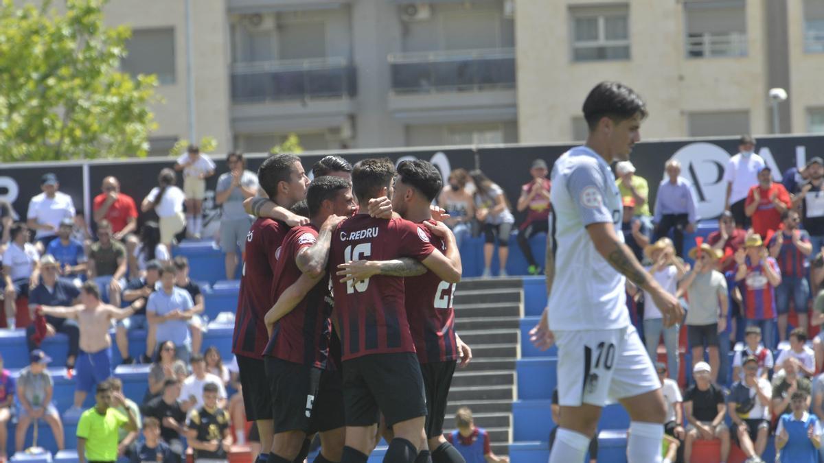 Los jugadores del Eldense celebran un gol