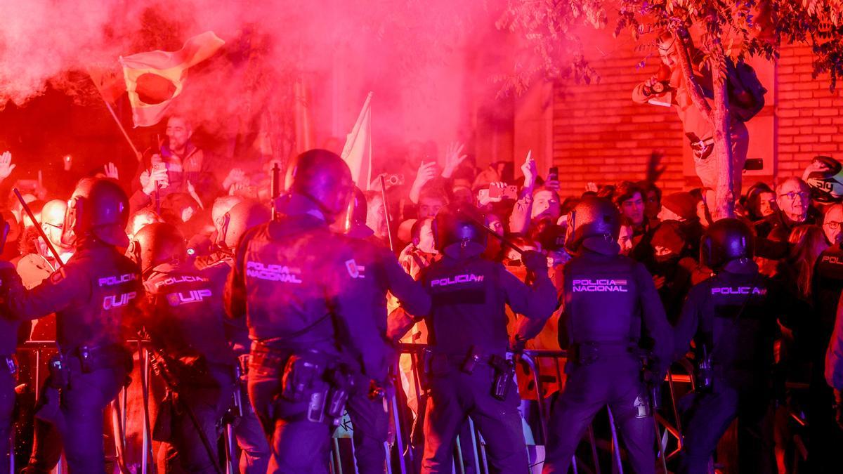 La Policía carga contra los manifestantes durante una concentración en contra de la amnistía, frente a la sede del PSOE.