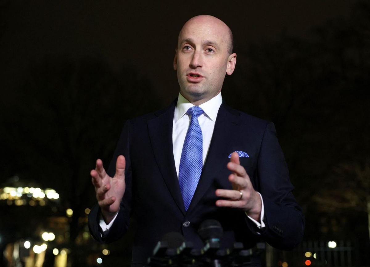 L’home que xiuxiueja a Trump