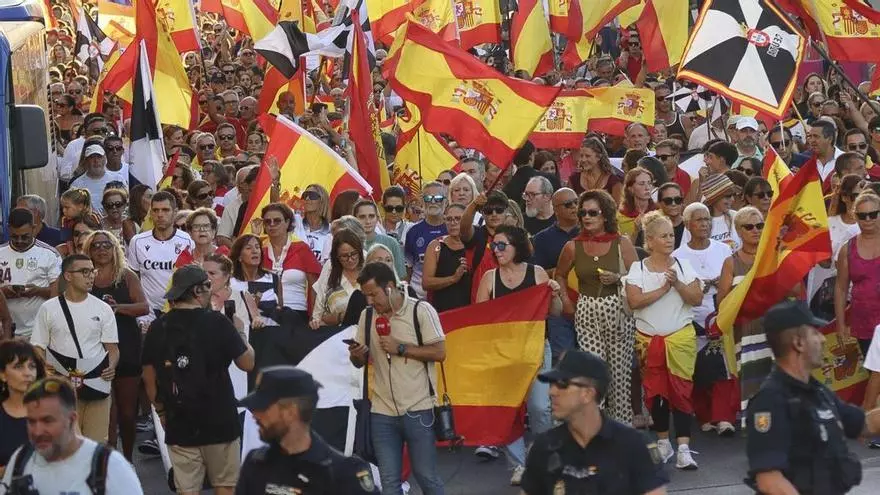 Multitudinaria manifestación en Ceuta en su día grande exigiendo recuperar la normalidad