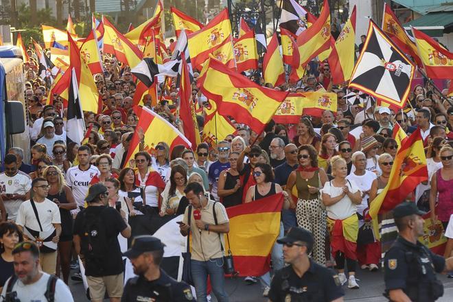 Miles de personas se manifiestan en Ceuta en defensa de la ciudad por la crisis migratoria
