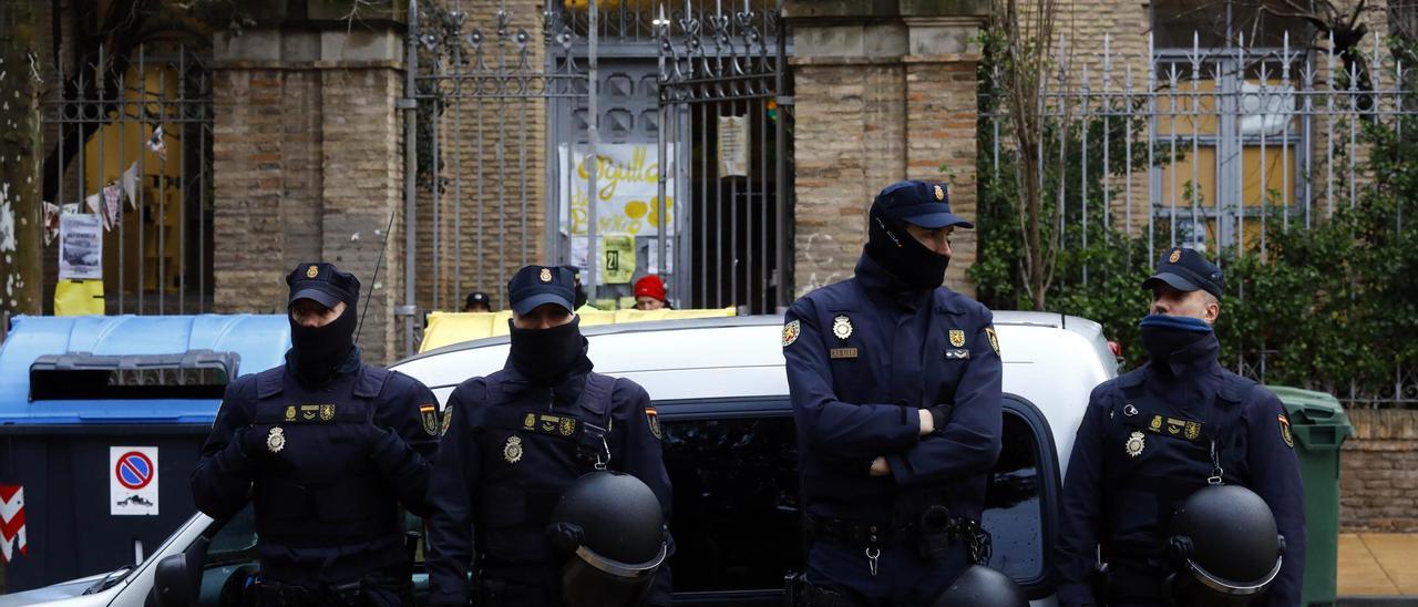 Cuatro policías nacionales custodiando la entrada al antiguo IES Luis Buñuel, hace justo un año.