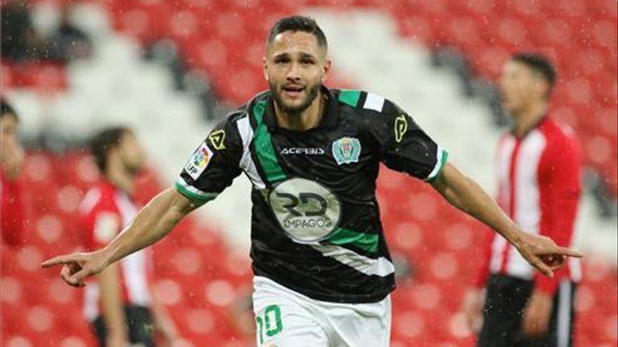 Florin Andone festeja un gol con el Córdoba CF.