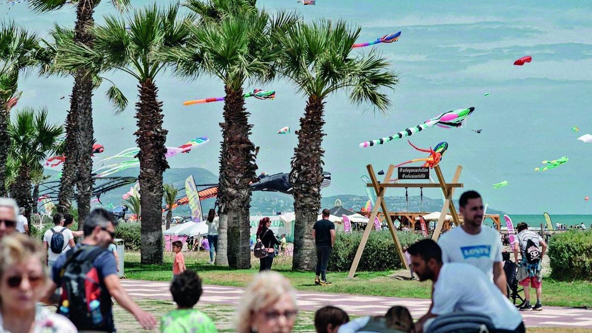 La Fiesta del Viento marca el inicio de la temporada en las playas de Castelló. La cita congrega centenares de cometas en el aire.