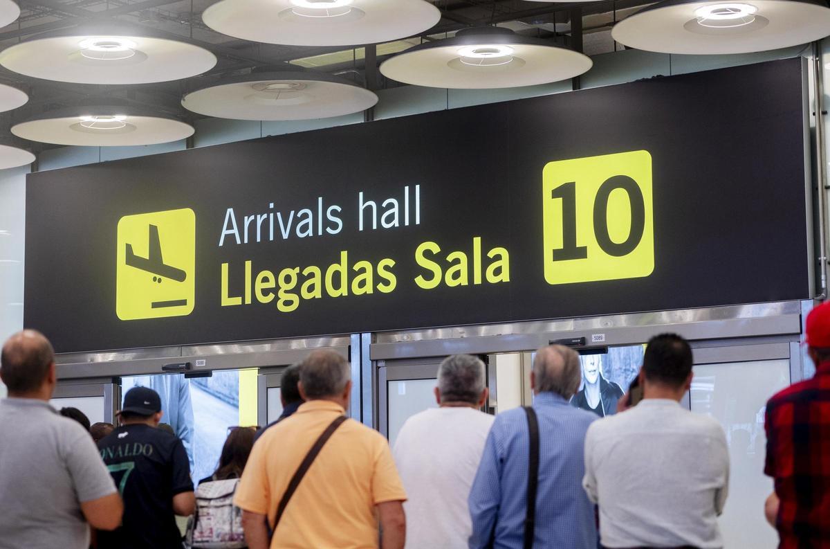 Archivo - Varias personas esperan en la puerta de llegadas de la terminal T4 del aeropuerto Adolfo Suárez Madrid-Barajas, a 30 de agosto de 2024, en Madrid (España).