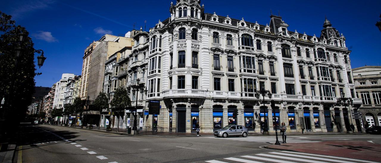 La calle Uría, frente a la Escandalera.