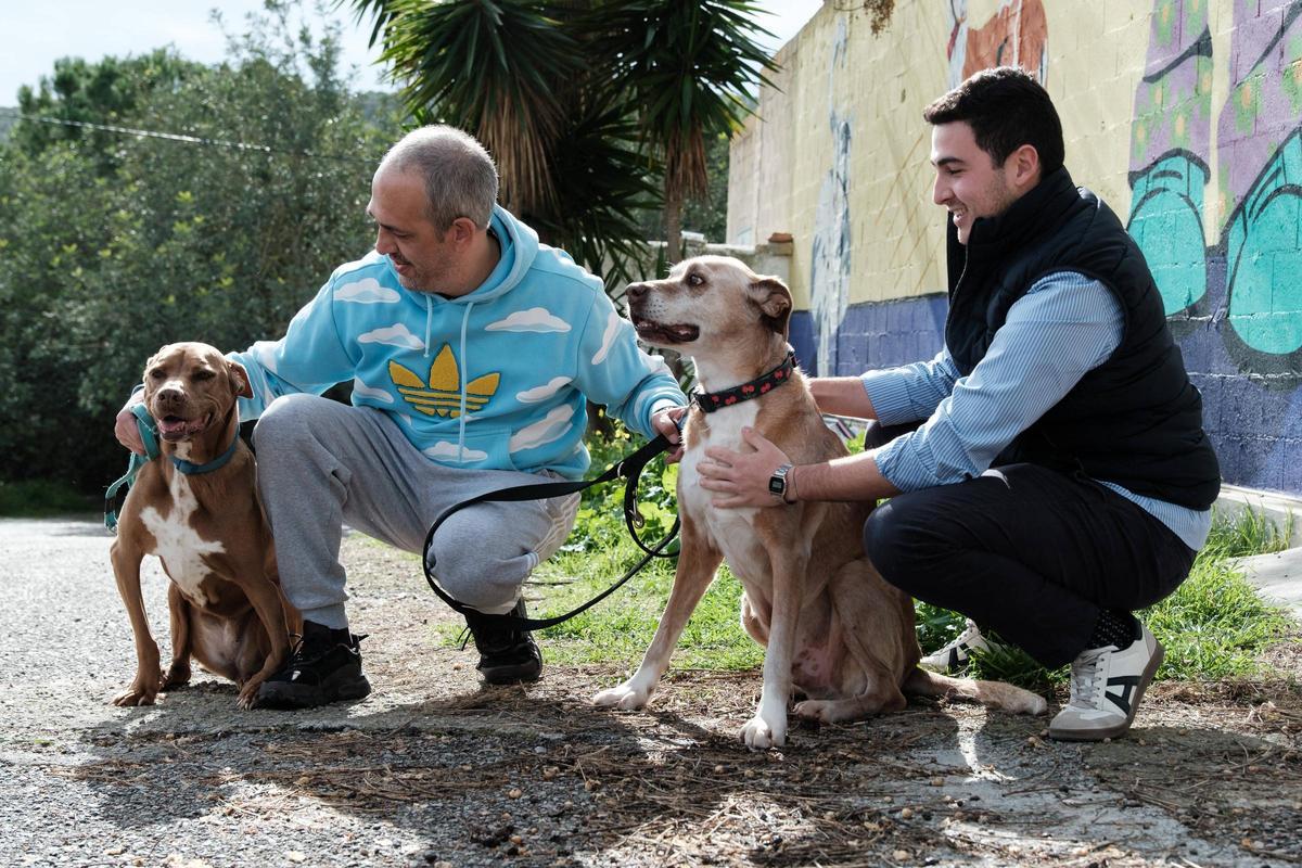Mariano Meilán y el concejal de Bienestar Animal, Manuel Jiménez, junto a Rex y Estrella en Sa Coma