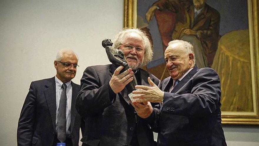 Antón Pulido, en el centro, recibe el premio flanqueado por Freixanes (izq.) y Alonso Montero. // B. Lorenzo