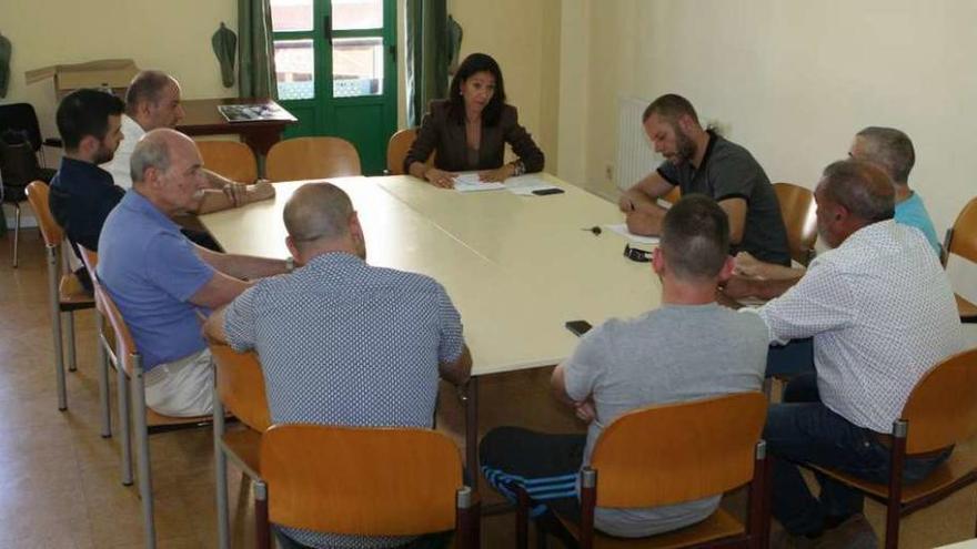 Ana Luisa González, ayer, durante la reunión con los hosteleros silledenses. // Bernabé