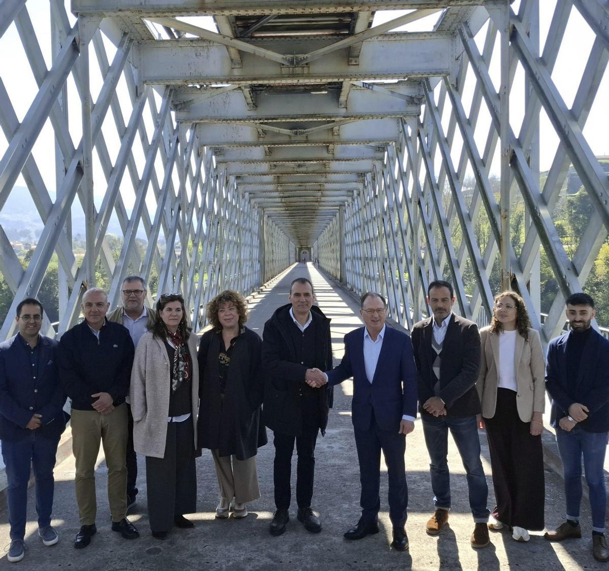 En el centro, los alcaldes de Tui y Valença se dan la mano en medio del viejo Puente Internacional. | J. BERNÁRDEZ