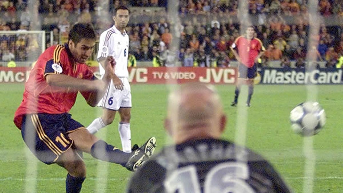 Raúl, en un penalti ante Francia