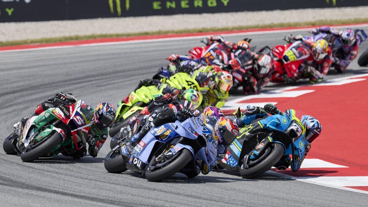 Los pilotos de MotoGP, tras la primera salida del domingo pasado en el Circuit de Barcelona-Catalunya