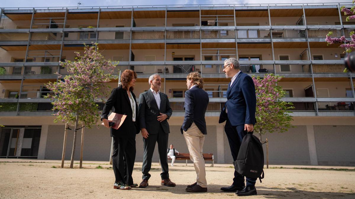 El alcalde Jaume Collboni, con los concejales Laia Bonet y David Escudé y el comisionado Joan Ramon Riera, en el barrio de la Verneda, en Barcelona.
