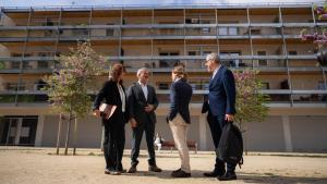 El alcalde Jaume Collboni, con los concejales Laia Bomet y David Escudé y el comisionado Joan Ramon Riera, en el barrio de la Verneda, en Barcelona.