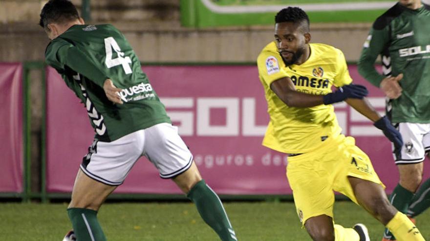 El defensa del Toledo Echaide (i) disputa un balón con N&#039;Diaye (d).