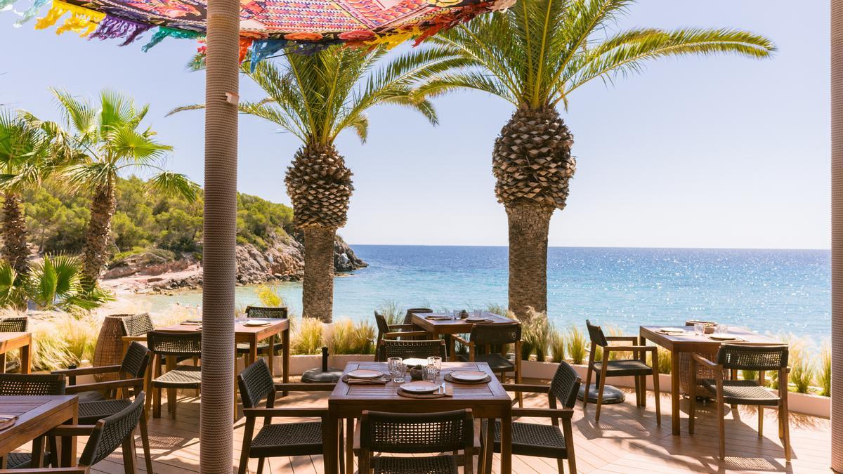 La terraza de Aiyanna Ibiza frente al mar en Cala Nova.