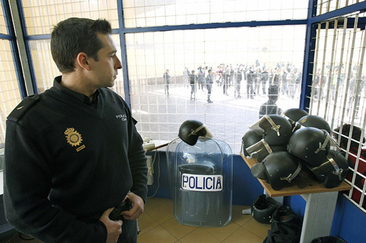 Un policia al Centre d’Internament d’Estrangers (CIE) de la Zona Franca de Barcelona, durant la visita del secretari d’Estat de Seguretat, Ignacio Ulloa, que ha anunciat nous reglaments de funcionament dels CIE.