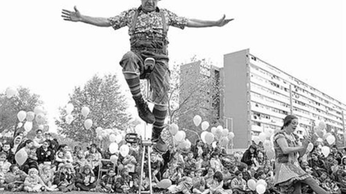 Pionero Juanillo, en un taller de circo en La Mina a finales de los 70.