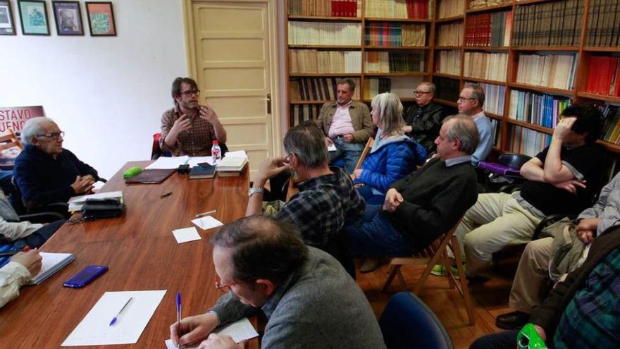 Por la izquierda, Gustavo Bueno e Íñigo Ongay, ayer, durante la conferencia del segundo.