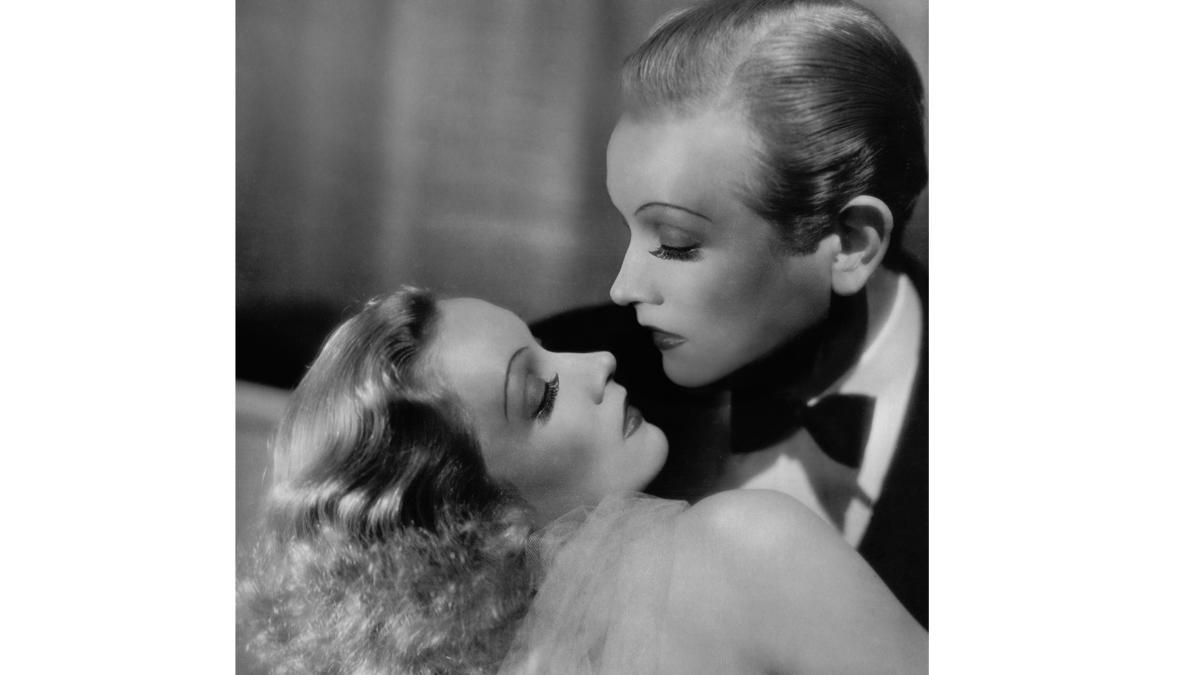 Una sugerente imagen doble de Marlene Dietrich que formará parte de la muestra 'Cine y moda'.