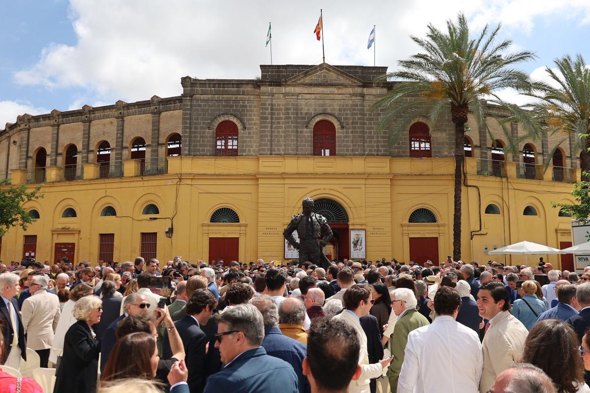 Imágenes de la inauguración del monumento a Rafael de Paula en la Plaza de Toros.