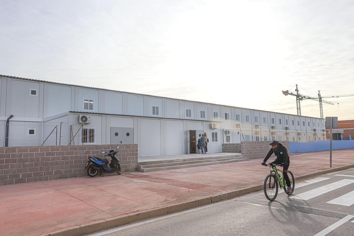 Colegio Número 15 en barracones distribuidos en planta baja y una altura. Los alumnos de este centro no estranaron las aulas prefabricadas: antes fueron empleadas por el colegio Inmaculada.