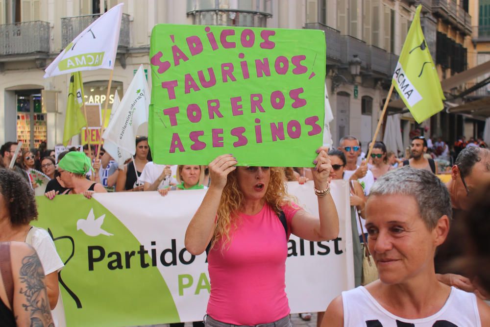 Centenares de personas se unen en Málaga contra la tauromaquia