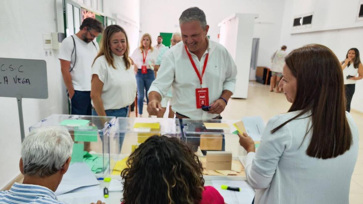 Alfredo Mendoza, candidato del PSOE al Ayuntamiento de Arrecife, ejerce su derecho al voto.jpg