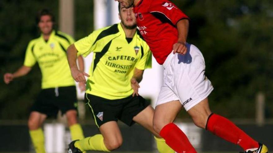 El jugador del Estradense Xenxo, en un lance del partido disputado ayer. // Bernabé/Suso Redondo