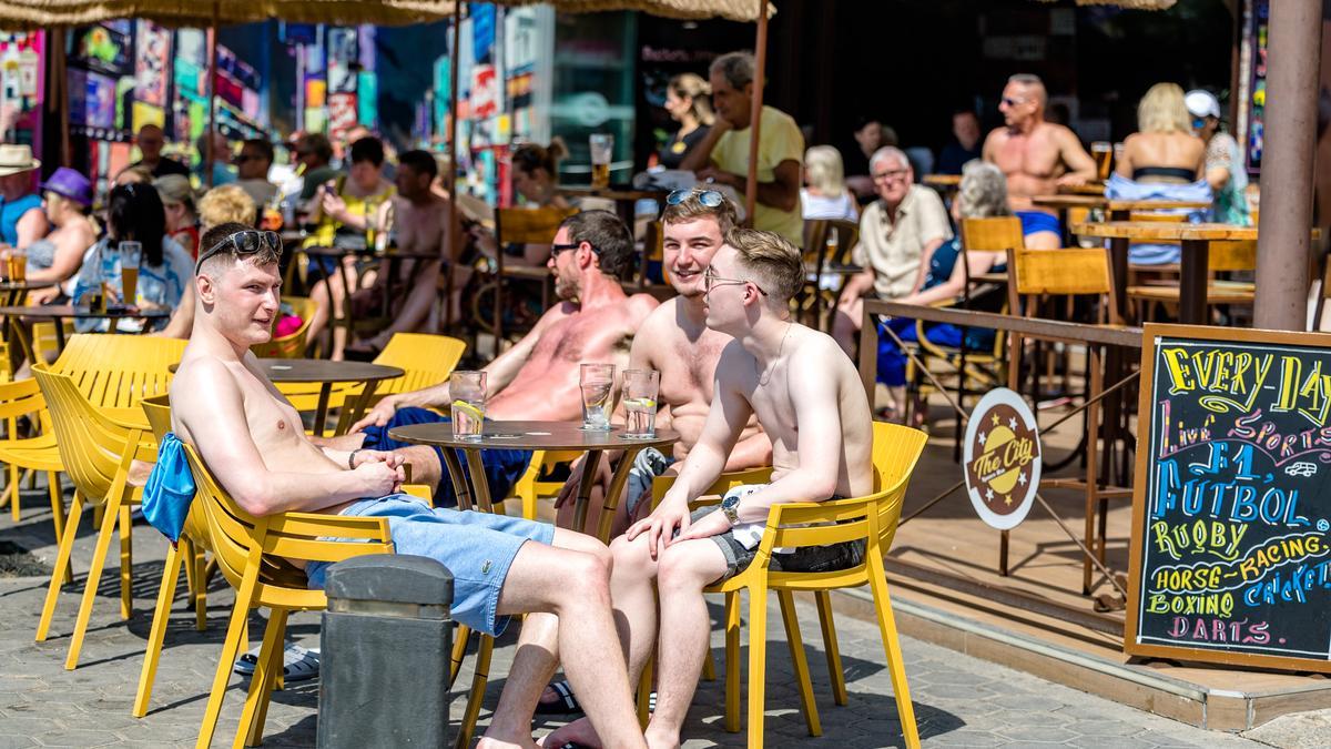 Turistas británicos en una terraza de Benidorm durante el pasado puente del 1 de mayo.