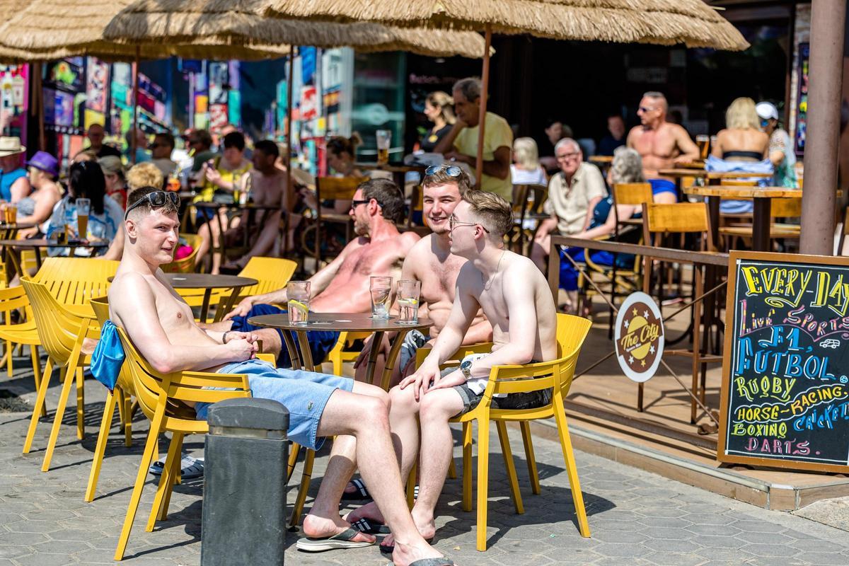 Turistas británicos en una terraza de Benidorm durante el pasado puente del 1 de mayo.