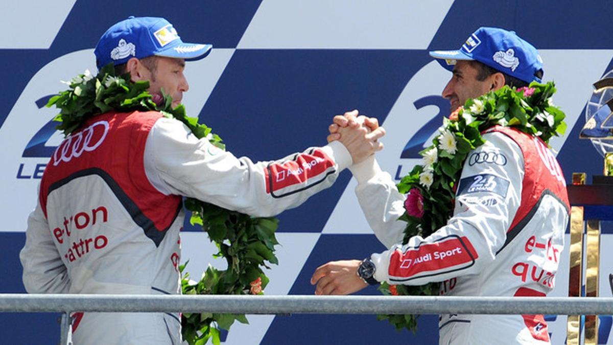 Tom Kristensen (izquierda) y Marc Gené celebran su segundo puesto en las 24 horas de Le Mans