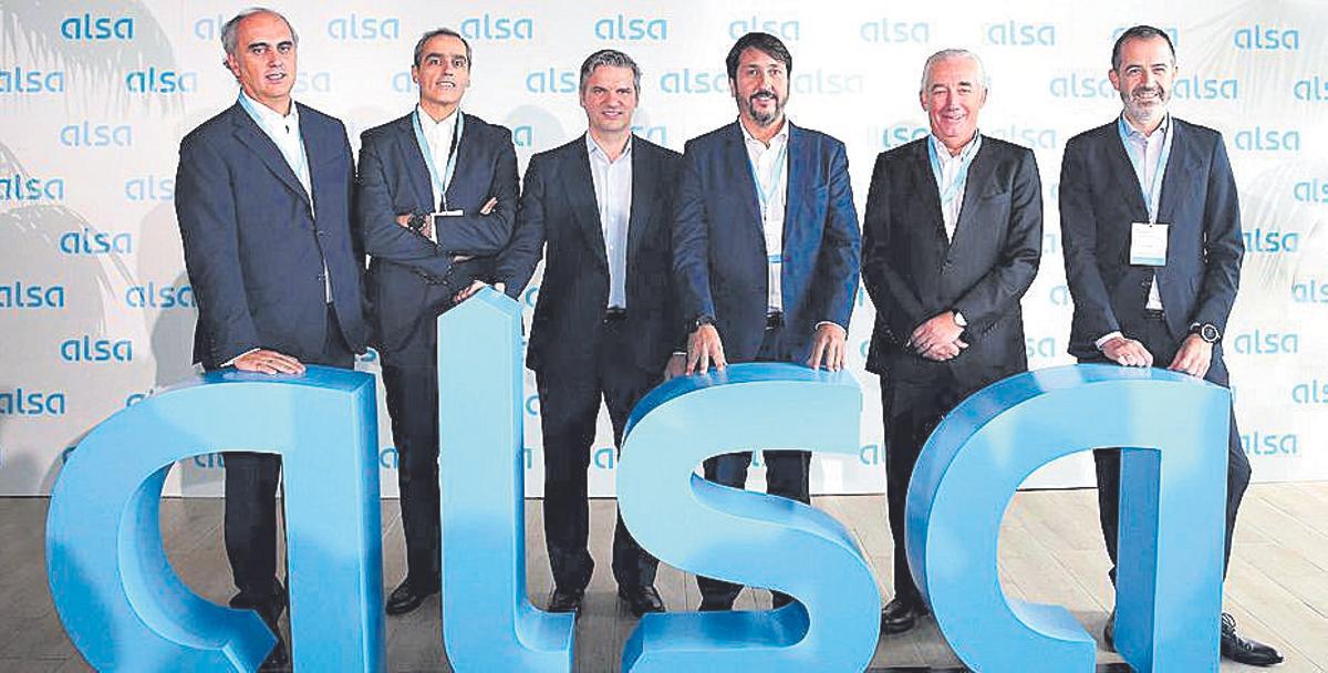 De izquierda a derecha, Jorge Cosmen, presidente de Alsa España; Jacobo Cosmen, presidente de Alsa Asturias; Víctor Manuel López, director general; Francisco Iglesias, consejero delegado; Javier Carbajo, vicepresidente, y Marcos García Hidalgo, director financiero, durante la presentación de la nueva imagen corporativa de Alsa en 2019.