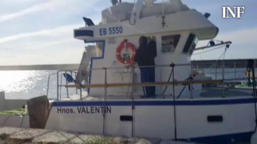 Los bomberos extinguen un fuego en un barco pesquero en Torrevieja