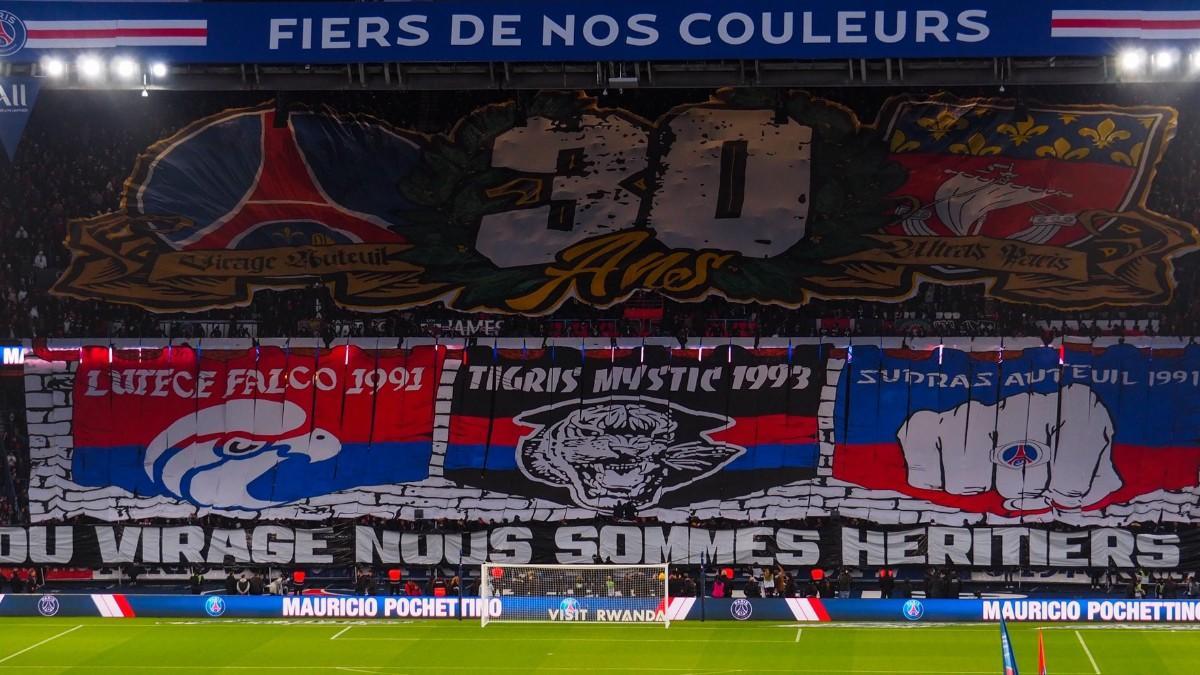 Uno de los 'tifos' del grupo ultra del PSG
