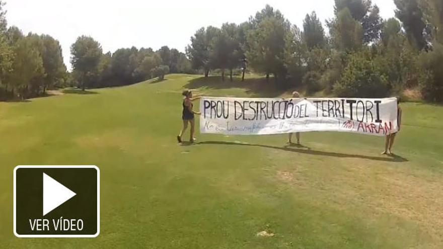 Doble protesta de Arran en un campo de golf y en la reserva de El Toro