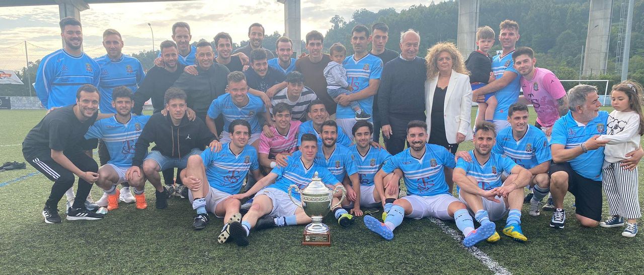 El Moaña celebra el título de liga de Primera Autonómica después de empatar ayer 2-2 contra el Alertanavia.