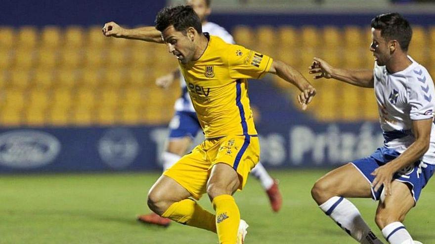 Albert Dorca controla la pilota en un partit de Lliga jugant amb l&#039;Alcorcón contra el Tenerife