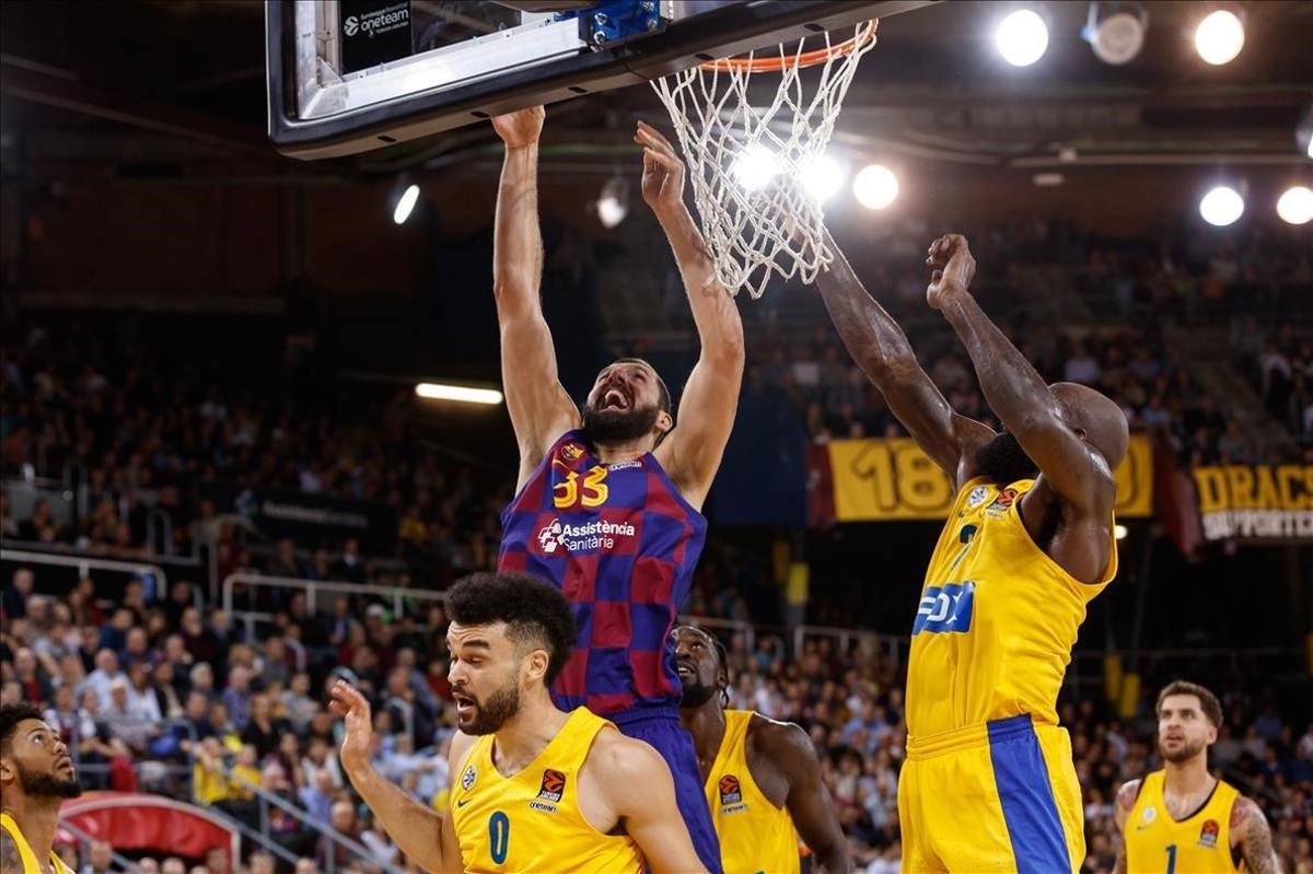 Mirotic lanza a canasta en el partido ante el Maccabi de la primera vuelta