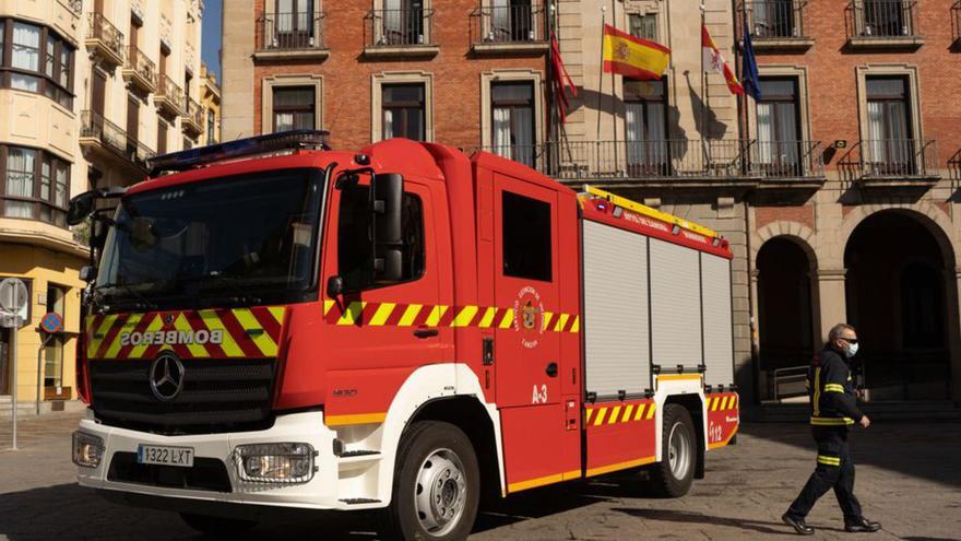 Vehículo de los bomberos de Zamora, en la Plaza Mayor. | J. L. Fernández