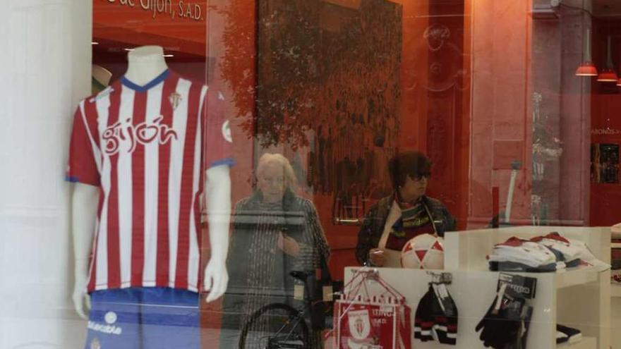 Clientas en la tienda oficial del club en la calle de San Bernardo.